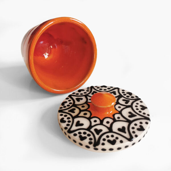 Boîte en faïence orange avec couvercle noir et blanc – création Jeux de Mains Jeux de Vilains