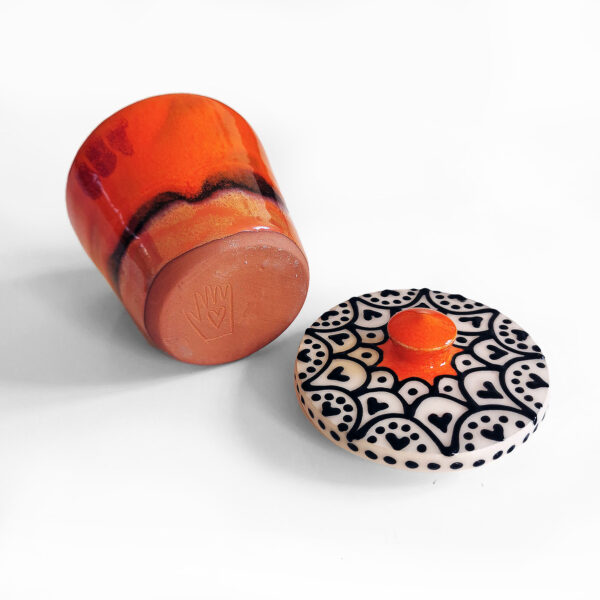 Boîte en faïence orange avec couvercle noir et blanc – création Jeux de Mains Jeux de Vilains