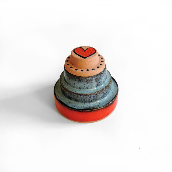 Petite boîte bleue avec couvercle cœur rouge – création Jeux de Mains Jeux de Vilains