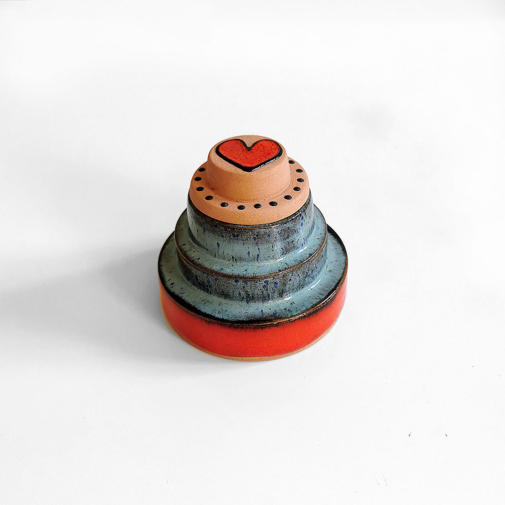 Petite boîte bleue avec couvercle cœur rouge – création Jeux de Mains Jeux de Vilains