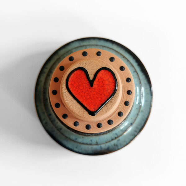 Petite boite en faïence émaillée bleu-gris à cœur rouge – Image 2