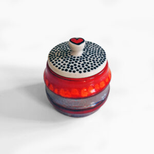 Boîte en faïence émaillée rouge à pois noirs – création Jeux de Mains Jeux de Vilains