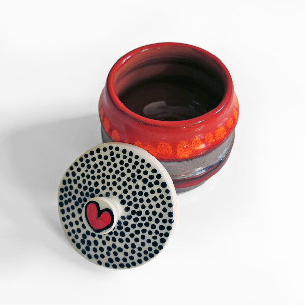 Boite en faïence émaillée rouge et brun - couvercle blanc à pois noirs et cœur – Image 2
