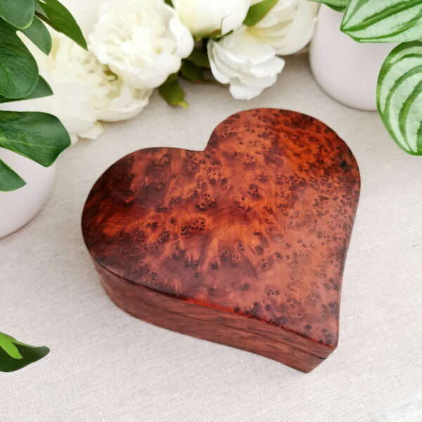 Boîte cœur en bois veiné avec intérieur sculpté