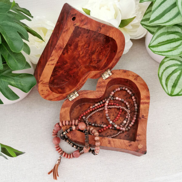 Boîte cœur en bois veiné avec intérieur sculpté
