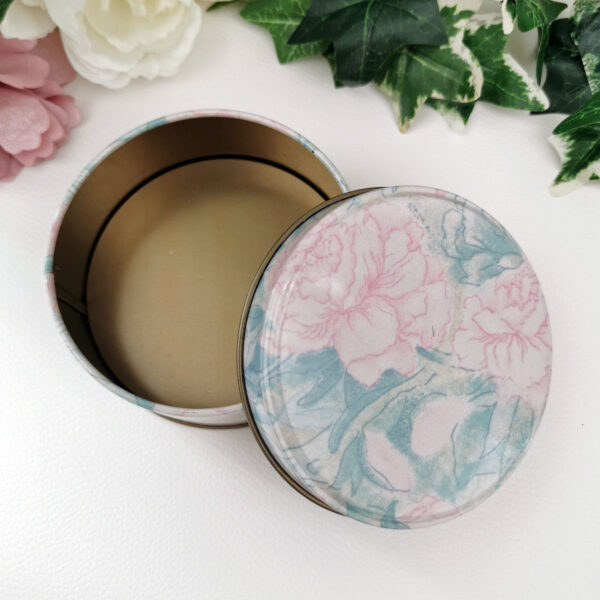 Boite ronde en métal à motif floral pastel – Image 3