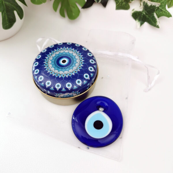 Petite boîte ronde métal décor œil porte-bonheur bleu avec pendentif en verre