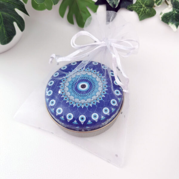 Petite boîte ronde métal décor œil porte-bonheur bleu avec pendentif en verre