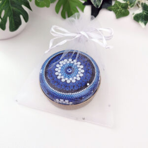 Petite boîte ronde métal décor œil porte-bonheur bleu avec pendentif en verre