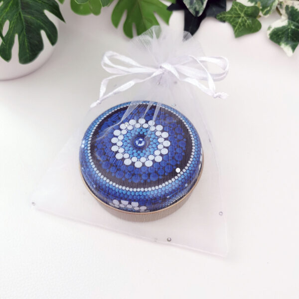 Petite boîte ronde métal décor œil porte-bonheur bleu avec pendentif en verre