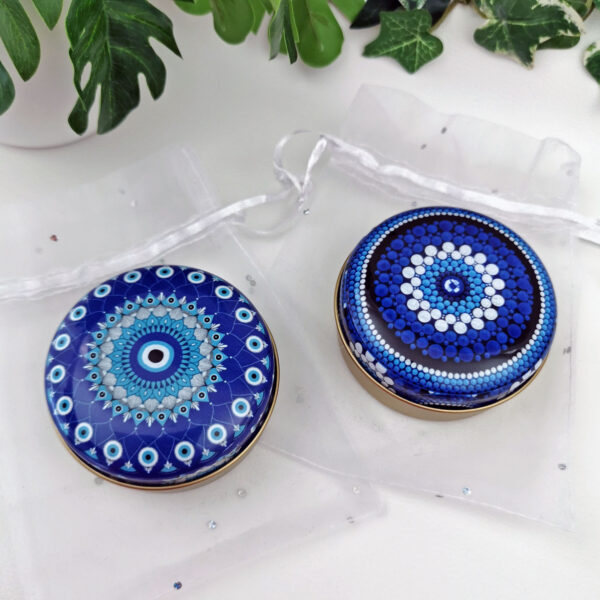 Lot de 2 boîtes métal œil porte-bonheur bleu avec pendentifs en verre