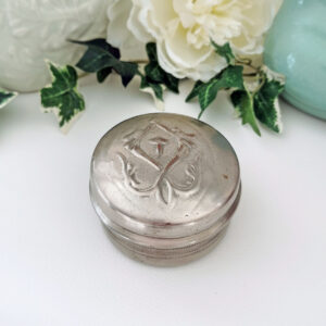 Petite boîte ronde en métal argenté patiné avec motif gravé – vue fermée et ouverte
