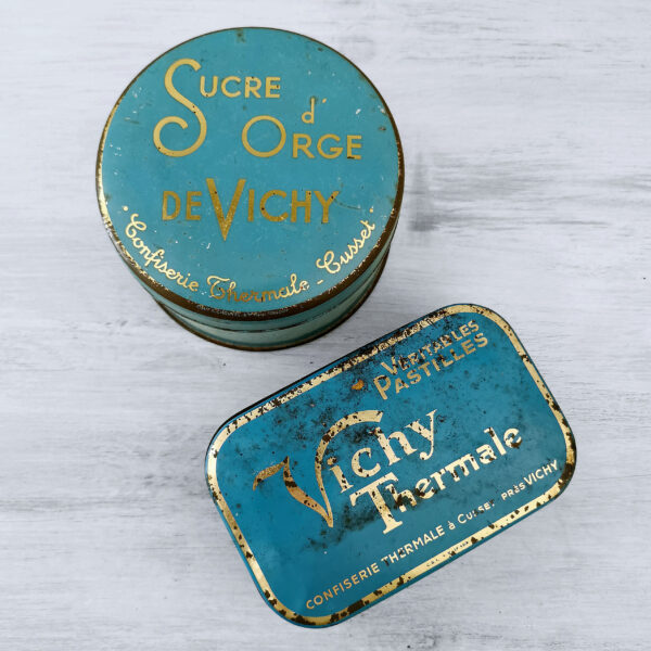Lot de deux boîtes anciennes en métal Vichy bleu turquoise, confiserie thermale