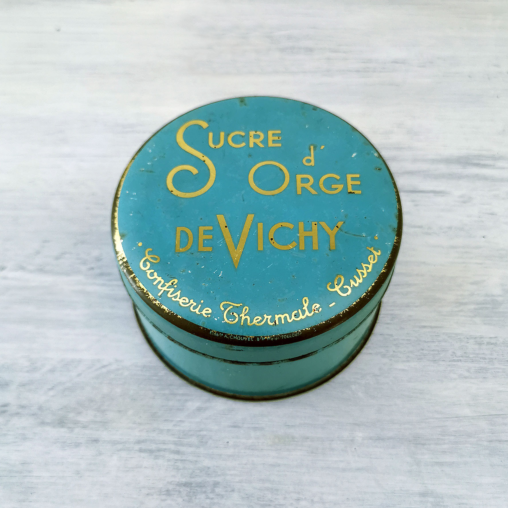 Boîte en métal ancienne bleue lettres dorées pastilles Vichy