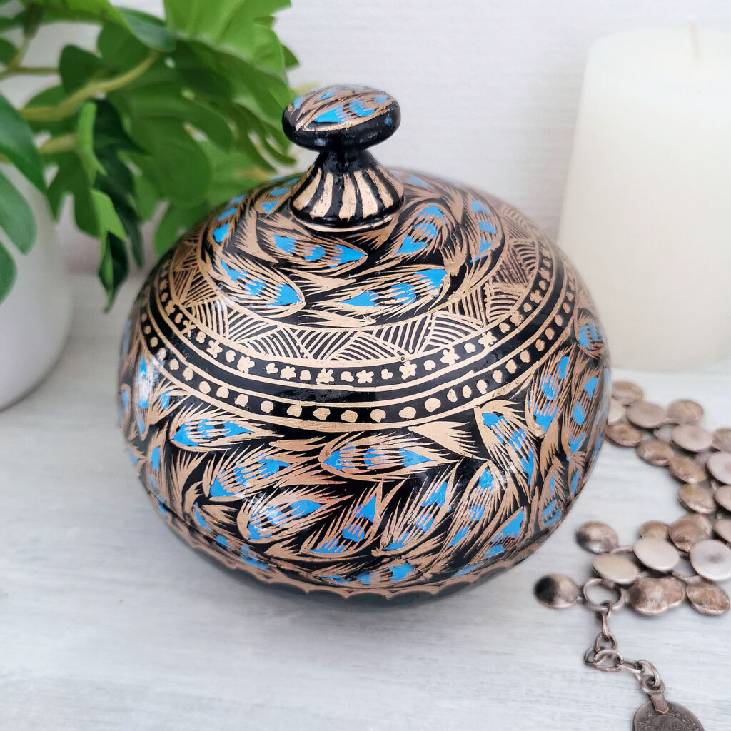 Boîte ronde artisanale en papier mâché laqué noir et doré décorée de motifs bleus