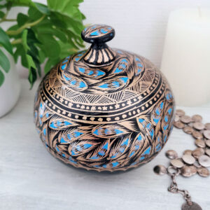 Boîte ronde artisanale en papier mâché laqué noir et doré décorée de motifs bleus
