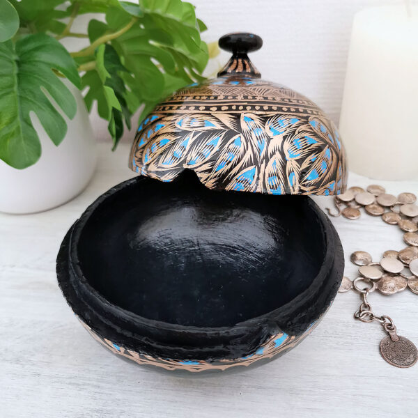 Boite ronde en papier mâché laqué peint à la main – Décor doré et bleu (Inde) – Image 2