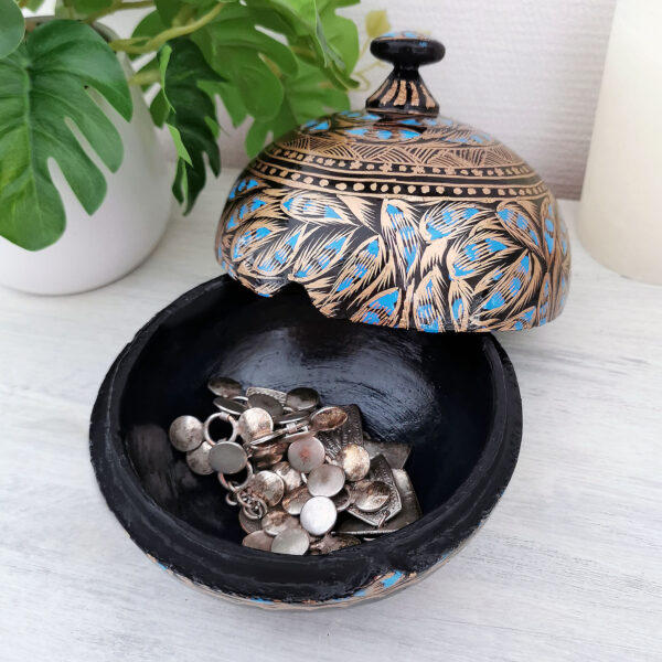 Boite ronde en papier mâché laqué peint à la main – Décor doré et bleu (Inde) – Image 3