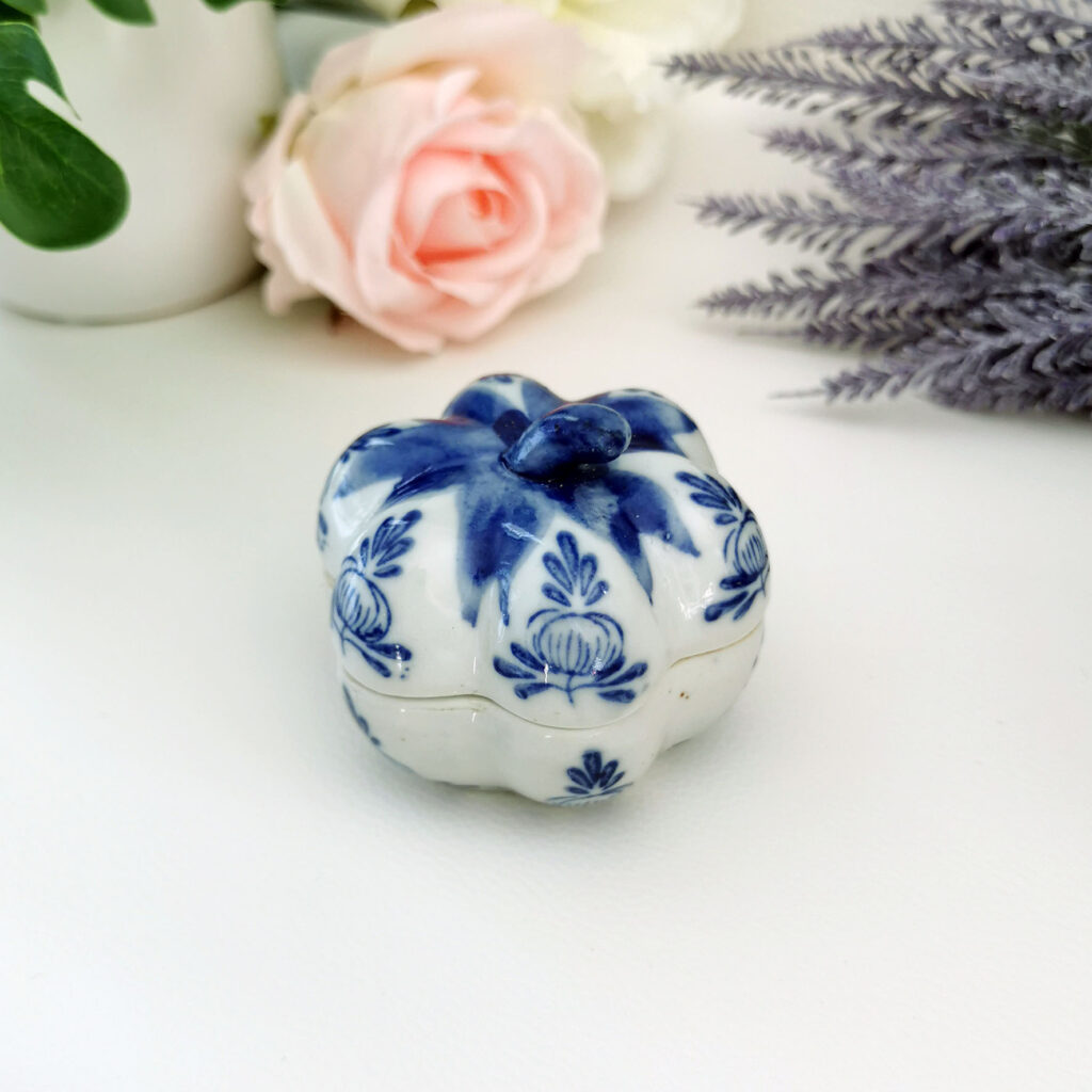 mini boîte fleur en porcelaine blanche et bleue peinte à la main, esprit asiatique vintage