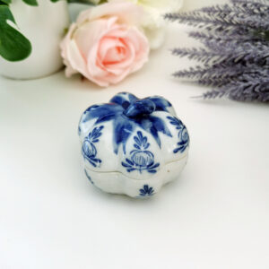 mini boîte fleur en porcelaine blanche et bleue peinte à la main, esprit asiatique vintage
