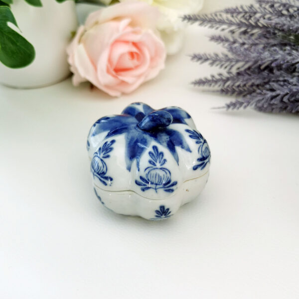 mini boîte fleur en porcelaine blanche et bleue peinte à la main, esprit asiatique vintage