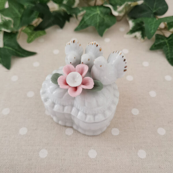 Petite boîte en porcelaine blanche en forme de cœur, décorée de deux colombes et d’une fleur rose