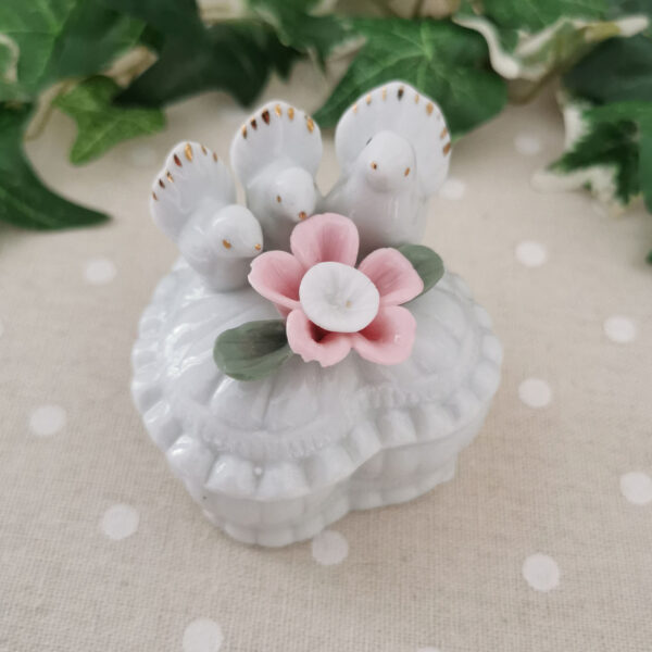 Mini boite cœur en porcelaine - Colombes et fleur rose (années 60-80) – Image 2