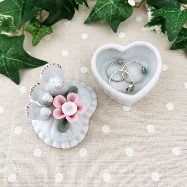 Mini boite cœur en porcelaine - Colombes et fleur rose (années 60-80) – Image 3