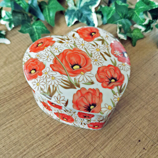 Boîte vintage en porcelaine blanche en forme de cœur, décor coquelicots rouges, années 70