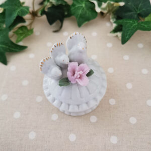 Petite boîte ronde en porcelaine blanche avec décor de colombes et fleur rose sur le couvercle