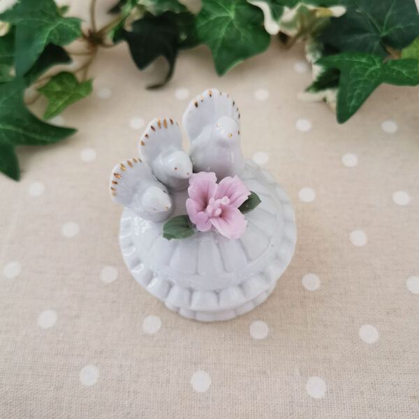 Petite boîte ronde en porcelaine blanche avec décor de colombes et fleur rose sur le couvercle