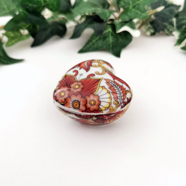 Mini-boite cœur vintage en porcelaine – Motifs floraux bruns et jaunes – Image 2