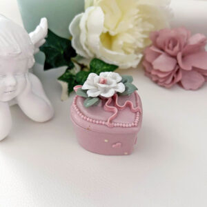 Petite boite cœur rose avec fleur en porcelaine (années 80-90)