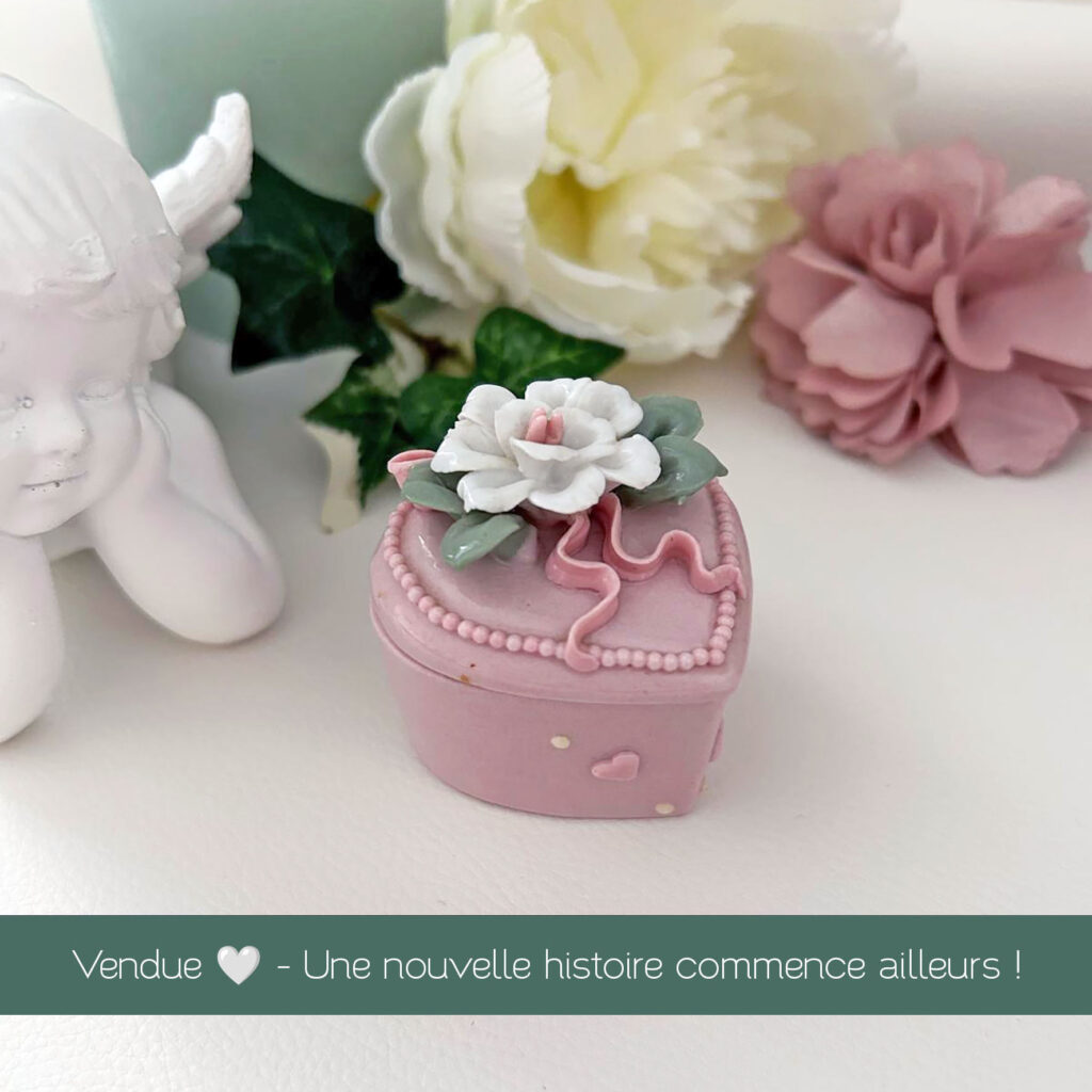 Petite boite cœur rose avec fleur en porcelaine (années 80-90)