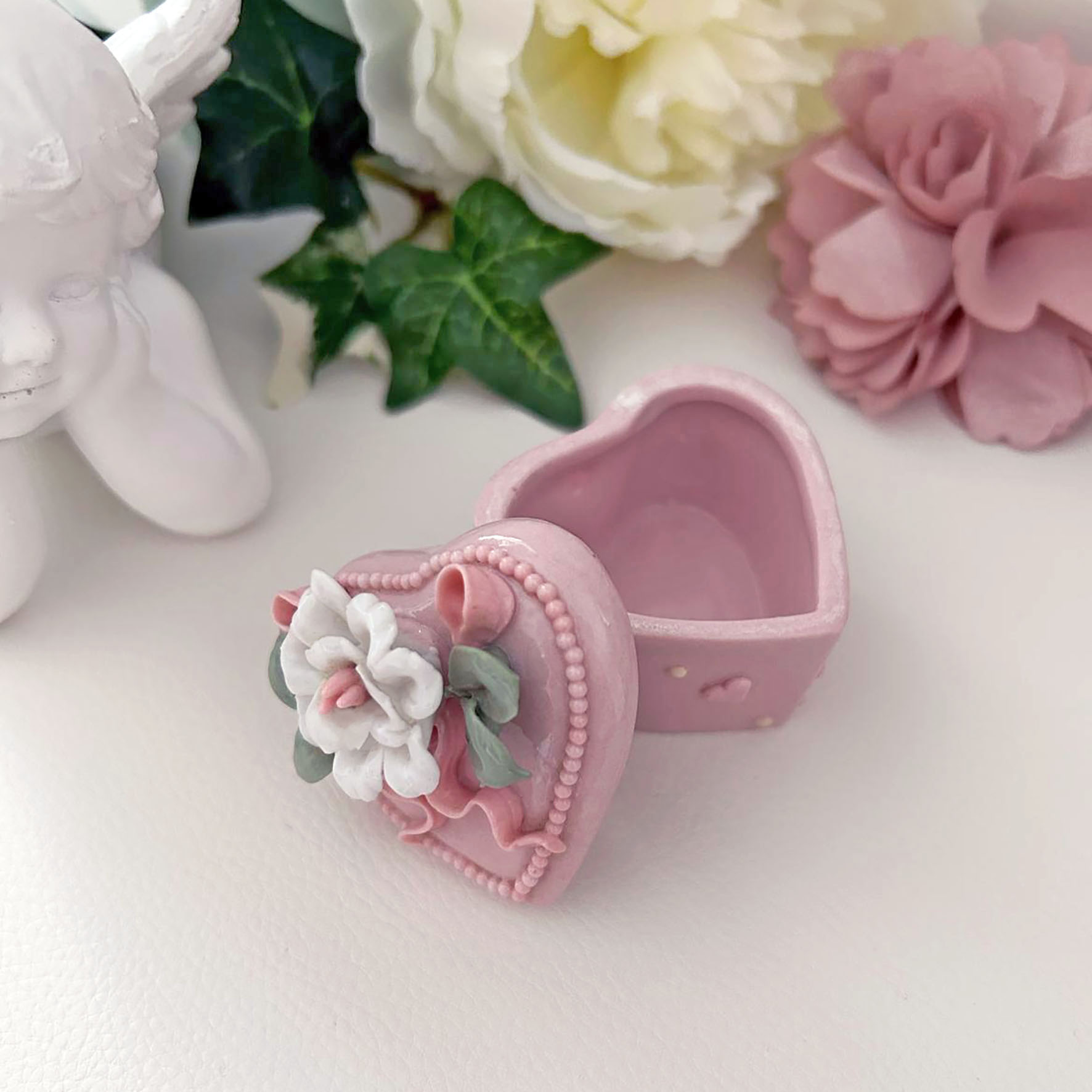 Petite boite cœur rose avec fleur en porcelaine (années 80-90) – Image 2