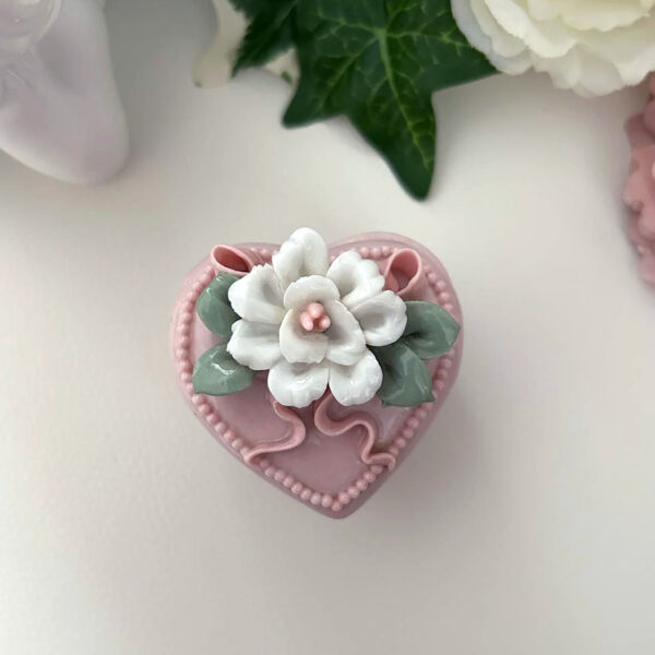 Petite boite cœur rose avec fleur en porcelaine (années 80-90) – Image 3