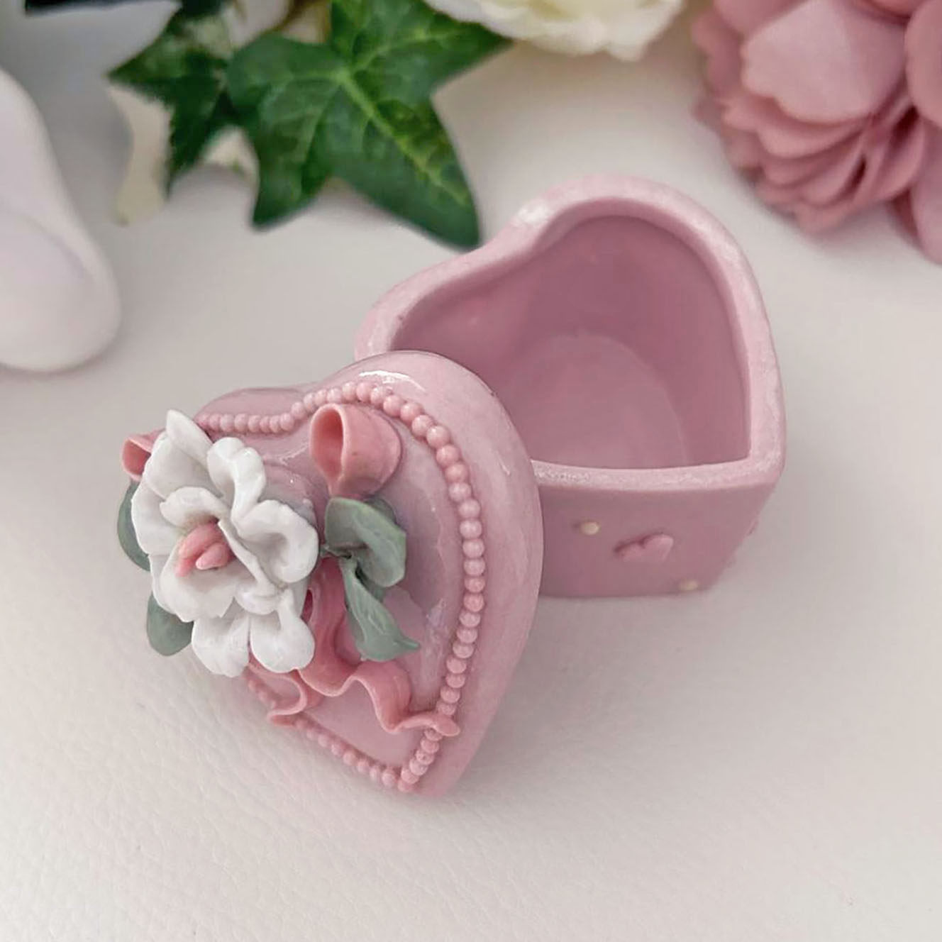 Petite boite cœur rose avec fleur en porcelaine (années 80-90) – Image 3