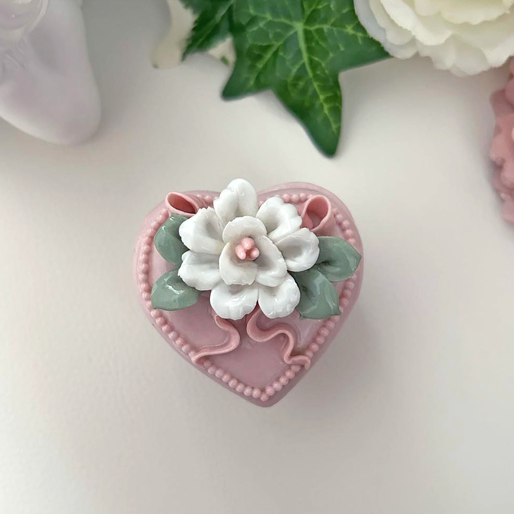 Petite boite cœur rose avec fleur en porcelaine (années 80-90) – Image 4