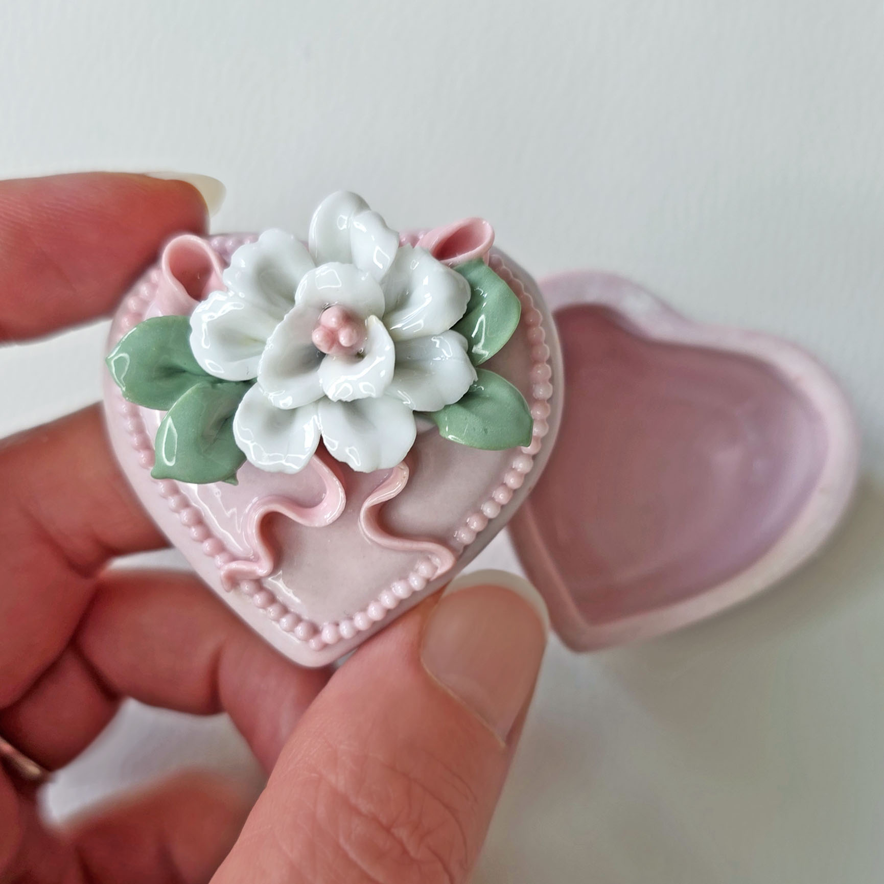 Petite boite cœur rose avec fleur en porcelaine (années 80-90) – Image 5