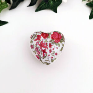 Mini boîte en porcelaine en forme de cœur avec décor de fleurs rouges et roses, vue du dessus