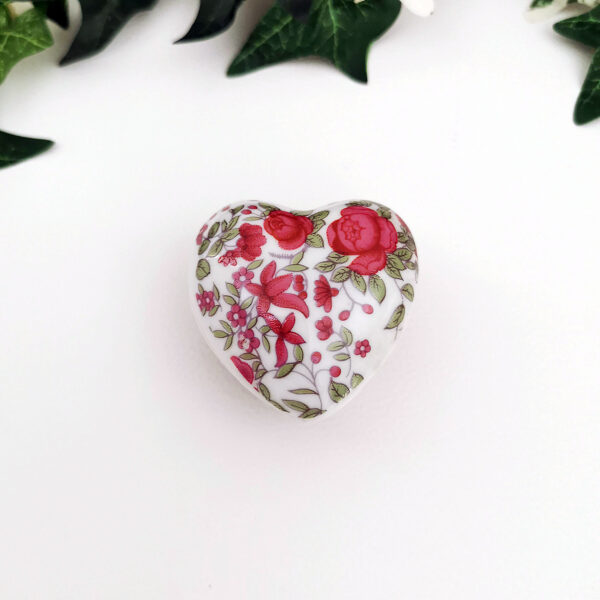 Mini boîte en porcelaine en forme de cœur avec décor de fleurs rouges et roses, vue du dessus