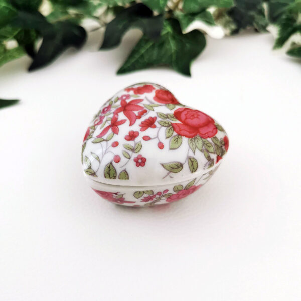 Petite boite cœur en porcelaine à motif fleurs rouge et vert