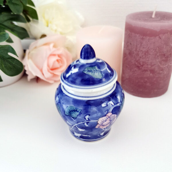 Petite boîte en porcelaine bleue avec décor floral et couvercle, style jarre asiatique