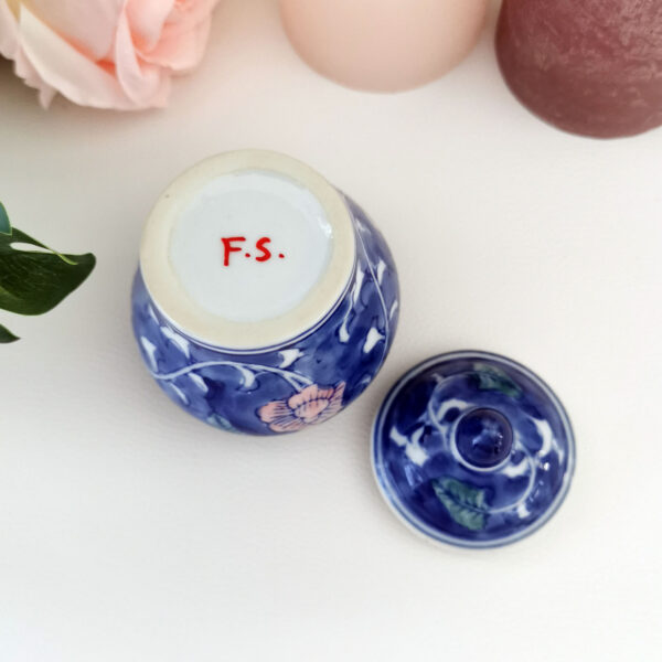 Petite boite en porcelaine, décor floral bleu et rose - Style asiatique – Image 3