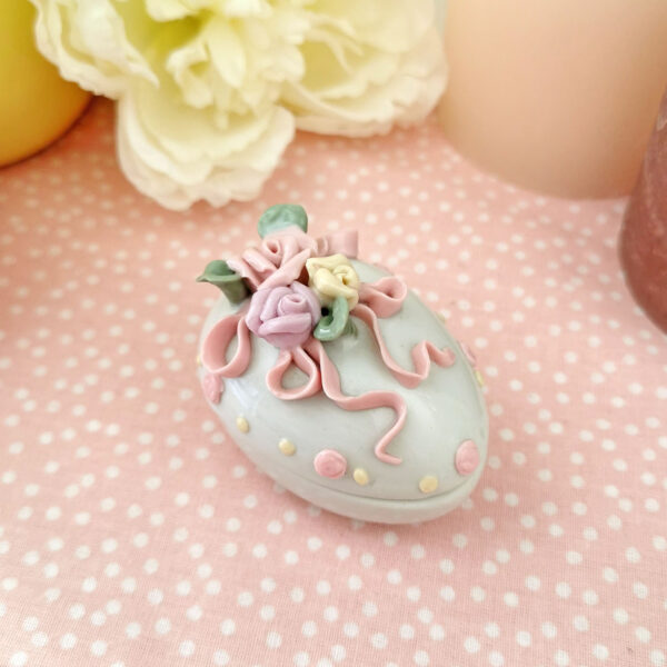 mini-boîte œuf en céramique blanche décor fleurs pastel en relief style romantique vintage