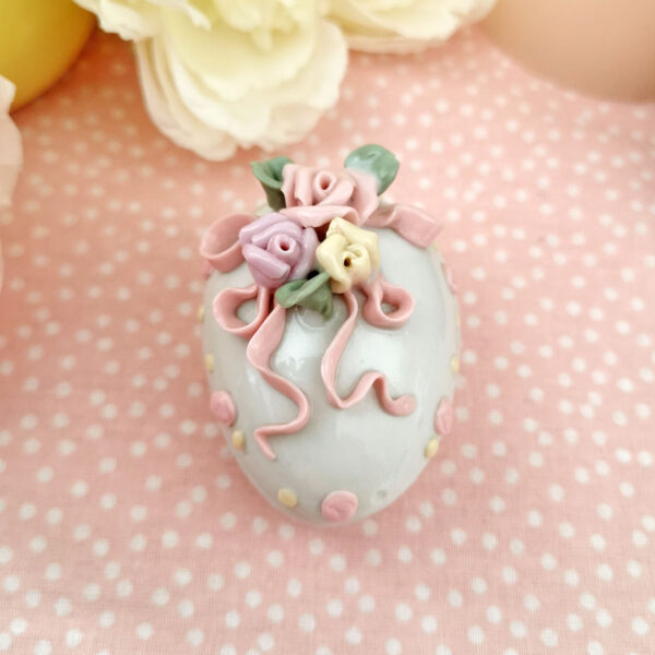 Mini-boite œuf en céramique décor fleurs en relief - Style romantique vintage – Image 2