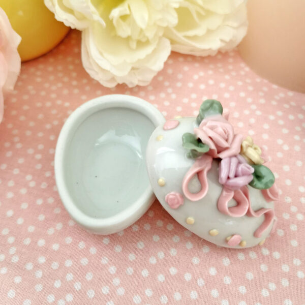 Mini-boite œuf en céramique décor fleurs en relief - Style romantique vintage – Image 3