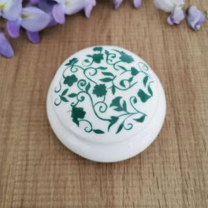 boite ronde en porcelaine blanche avec feuillage vert Yves Rocher