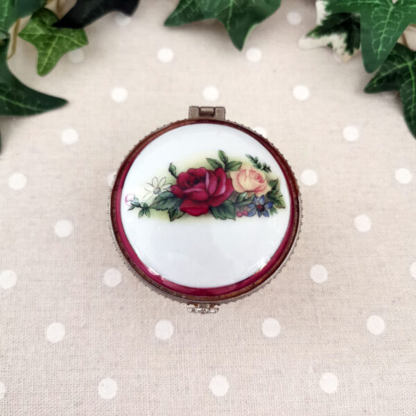 Petite boite en porcelaine - décor floral et pieds dorés (années 80–90) – Image 2