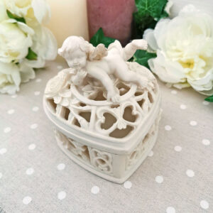 Boîte cœur en résine ivoire avec ange en relief, style baroque moderne
